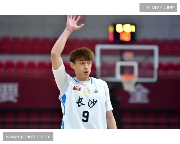 刘磊独家揭秘足球技巧与战术分享助你提升球技与比赛表现 刘磊独家揭秘足球技巧与战术分享助你提升球技与比赛表现