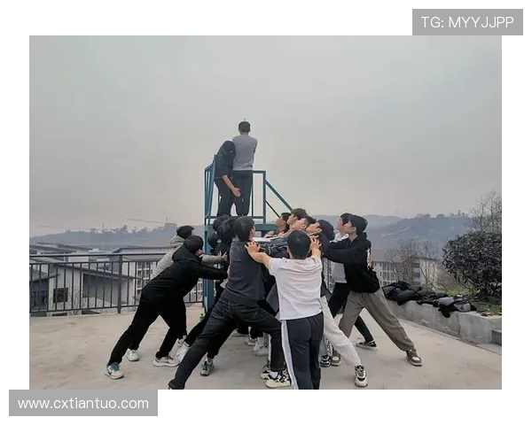 成都攀岩队团队协作引发热议背后的争议与反思