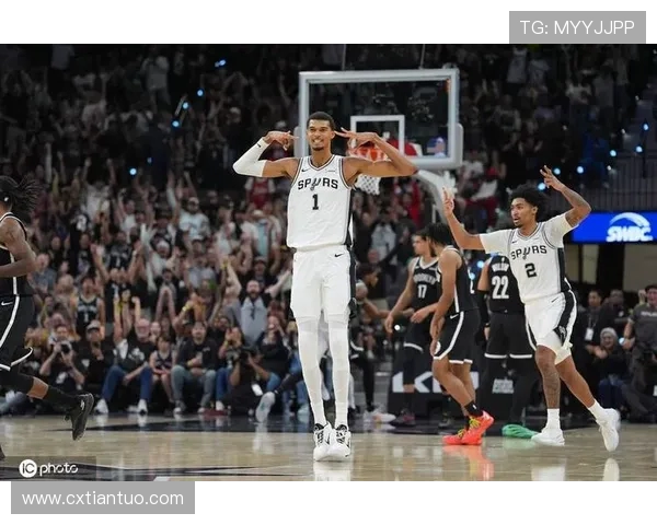 文班亚马首场比赛表现耀眼五次盖帽并成功隔扣字母哥引发热烈讨论 文班亚马首场比赛表现耀眼五次盖帽并成功隔扣字母哥引发热烈讨论