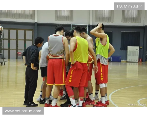 南京篮球队整体压制革新之路:从战术调整到团队协作的全面提升